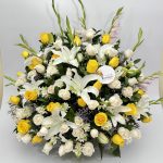 Arreglo Fúnebre con rosas amarillas, blancas y lirios