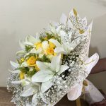 Bouquet, con lirios blancos y rosas amarillas y blancas